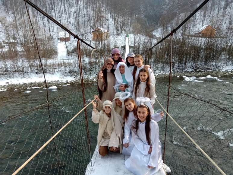 Die Kinder aus dem Mädchenheim «Tarcikia Matskiv» gehen auch Sternsingen. So helfen sie selbst anderen Kindern.
