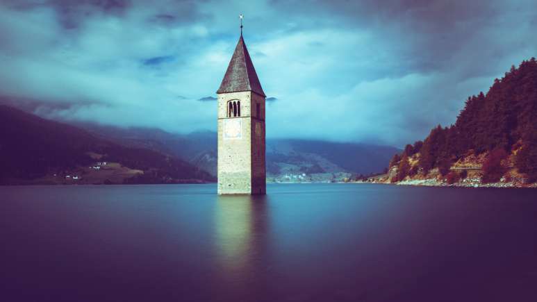 Vom italienischen Dorf Graun gibt es nur noch den Kirchturm. (Foto: Thomas / Adobe Stock)