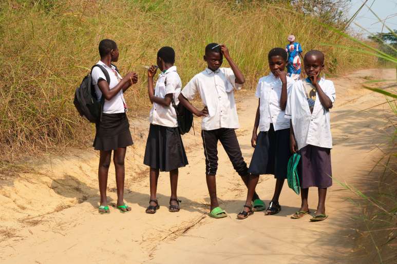 Kinder im Kongo auf dem Schulweg