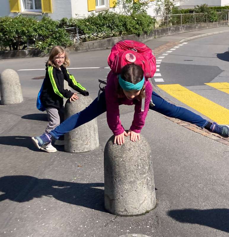 Die beiden haben ganz viel Spass miteinander auf dem Schulweg.