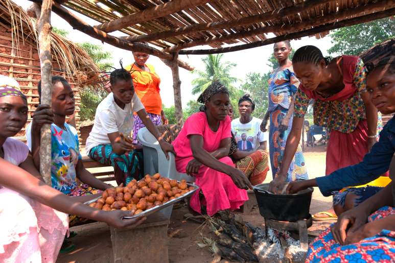 Menschen kochen im Kongo