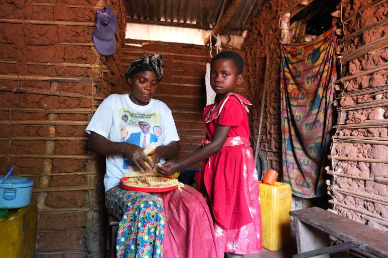 Mutter und Tochter bereiten Essen im Kongo zu.