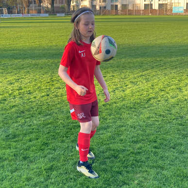 Mädchen spielt Fussball