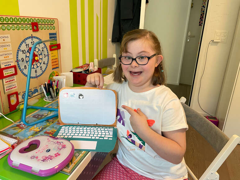 Im gemeinsamen Zimmer steht das Pult, an dem Eline auf ihrem selbstgebastelten Computer schreibt.