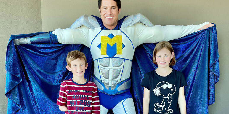 Bionicman mit zwei Kindern