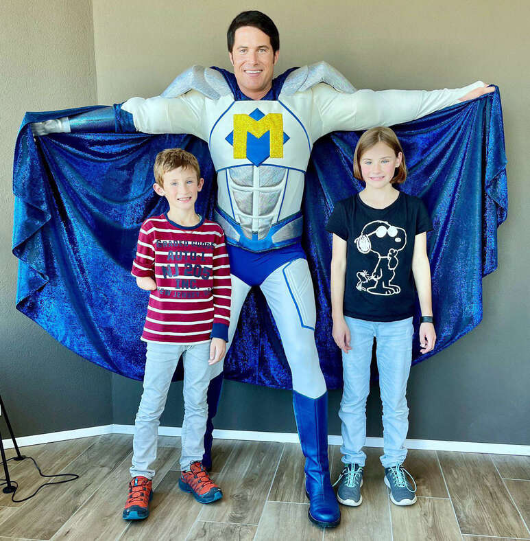 Bionicman mit zwei Kindern