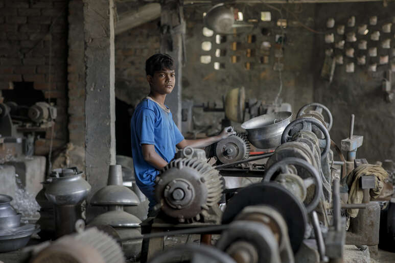 Tazim arbeitete in der Fabrik...