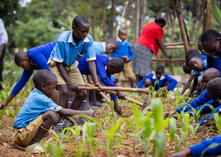 Kinder im Schulgarten in Kenia