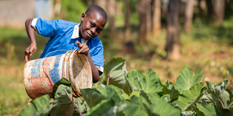 Junge im Garten in Kenia
