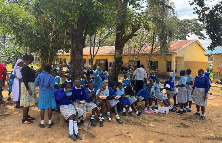 Gemeinsames Essen im Schulgarten