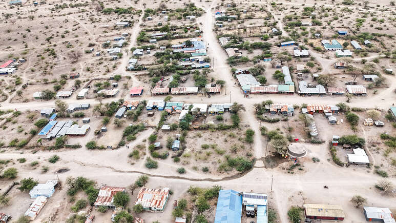 Häuser und trockene Landschaft in Kenia