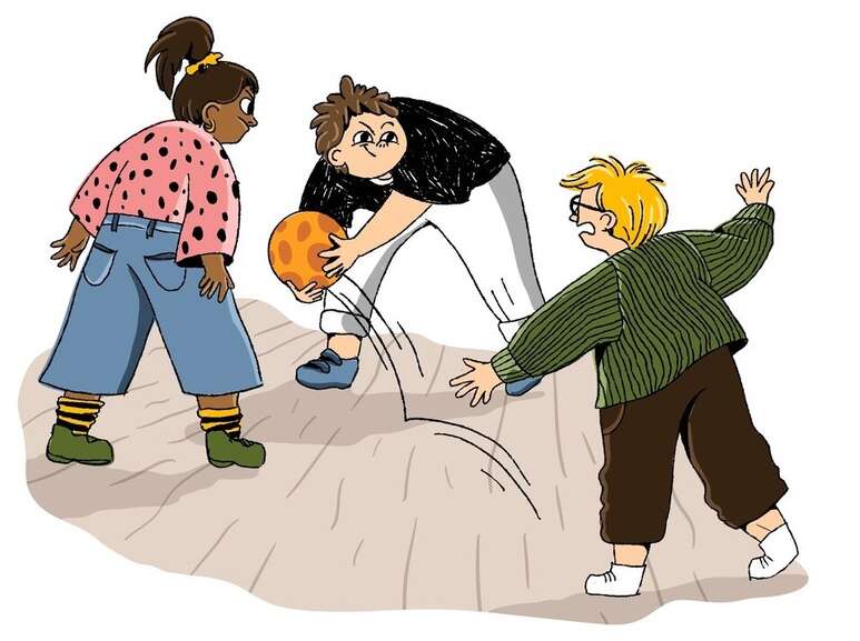 Irina und Timo spielen in der Pause mit einem Ball. Plötzlich kommt ein Junge aus einer anderen Klasse angerannt und nimmt ihnen den Ball weg.