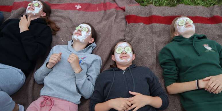 Kinder mit Gurkenmaske