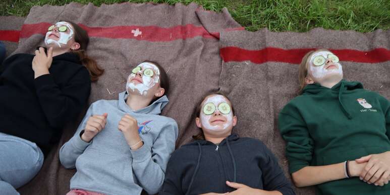 Mädchen mit Gurkenmaske