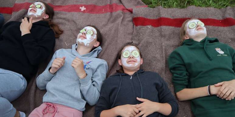 Kinder mit Gurkenmaske