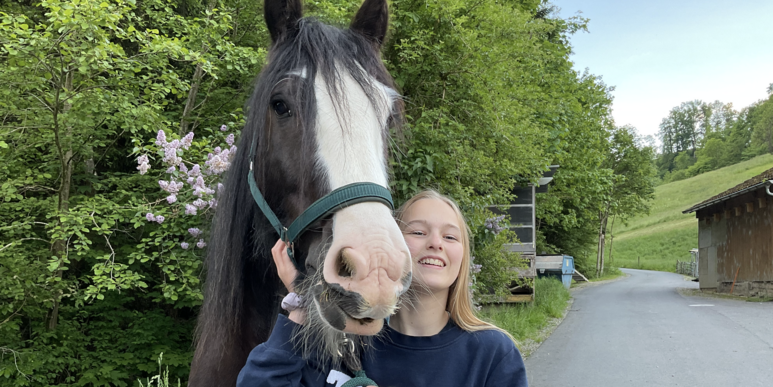 Mädchen mit Pferd