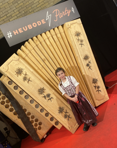 Mädchen vor grossem Schwyzerörgeli