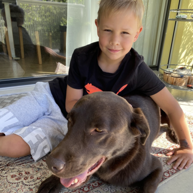 Junge mit Hund