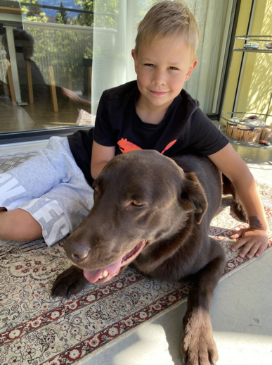 Junge mit Hund
