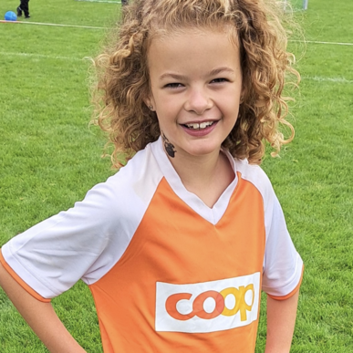 Mädchen am Fussballspielen