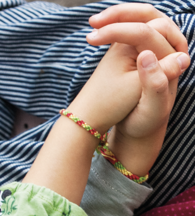 Knüpfe deiner Freundin aus ihren Lieblingsfarben ein Band, das für eure Freundschaft steht. 