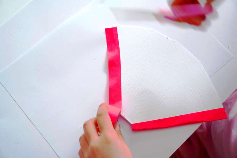 Klebe die 2 Kopfteile mit buntem Klebeband oder Washitape zusammen.