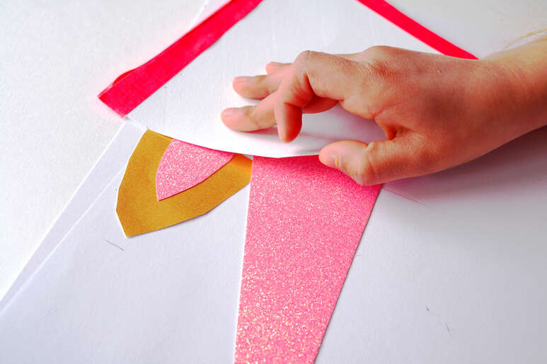 Klebe das Innenohr auf das Aussenohr. Klebe das Horn sowie die beiden Ohren auf der Innenseite deiner «Kopftüte» fest.