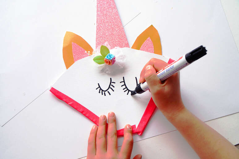 Male mit Filzstift Augen auf dein Einhorn und dekoriere es nach deinen eigenen Vorstellungen.